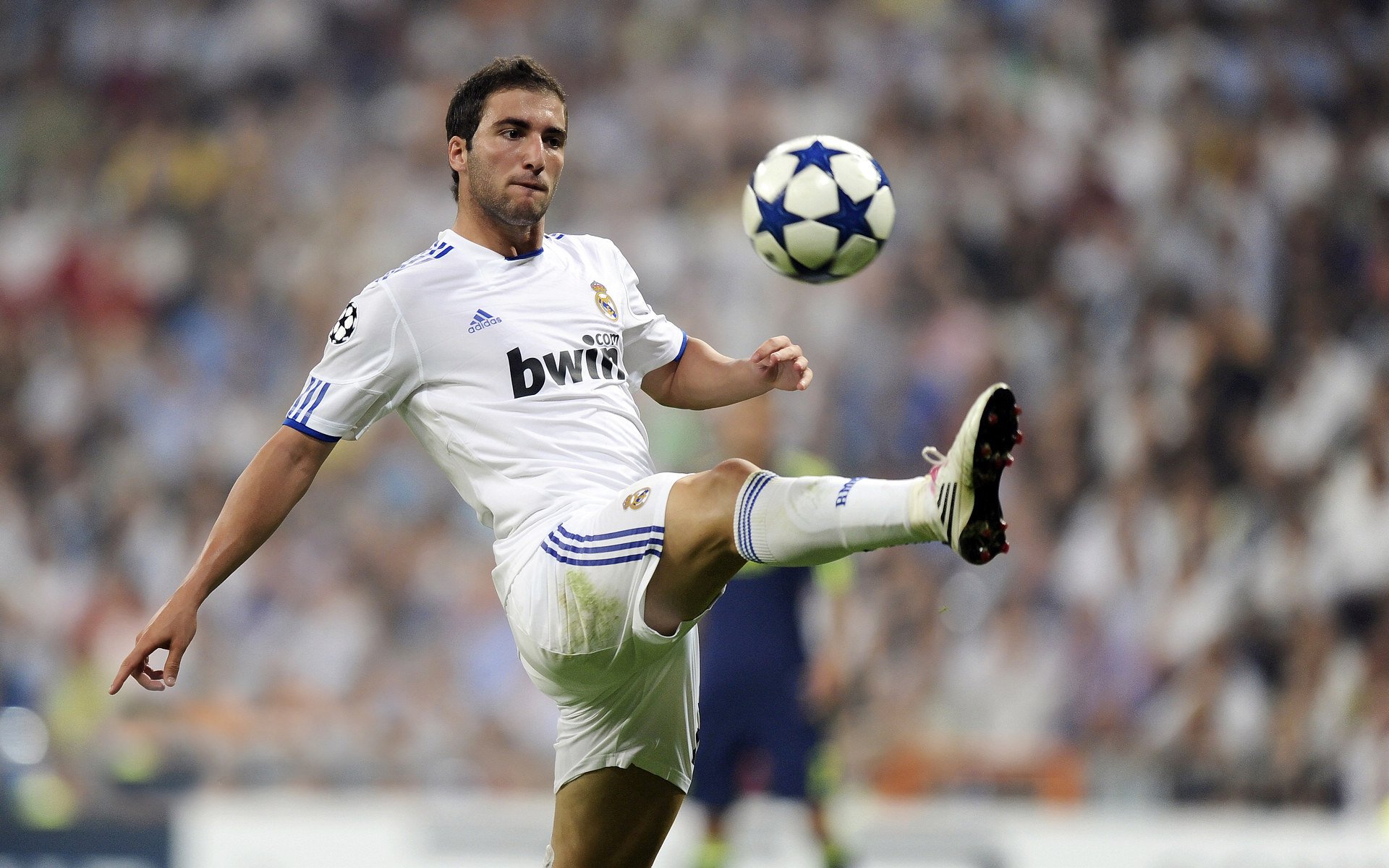 伯恩茅斯逆转战胜对手，斩获三分，伯恩茅斯图片